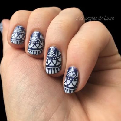 Manucure bleue et blanche