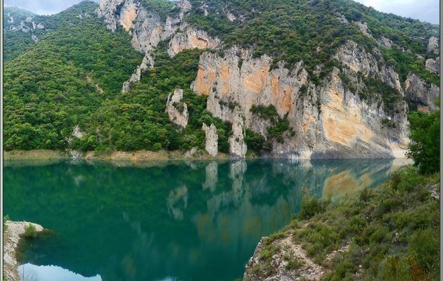 Randonnée au Congost de Mont-Rebei : l'entrée de la gorge et ses reflets aquatiques - Aragon/Catalogne - Espagne