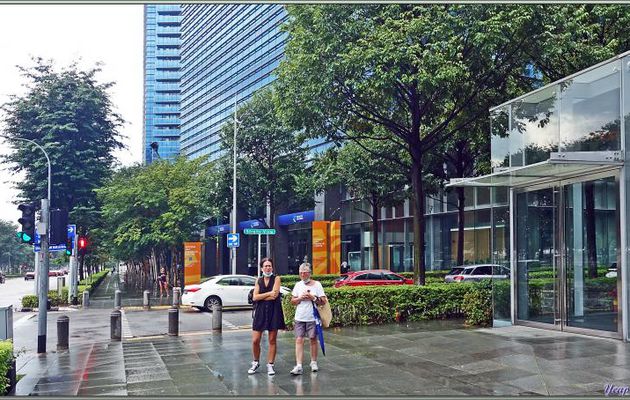 13/09/22 : Les jours se suivent mais ne se ressemblent pas : il pleut ! Direction le Marina Bay Financial Centre et ses tours (245 m pour les deux plus hautes) - Singapour