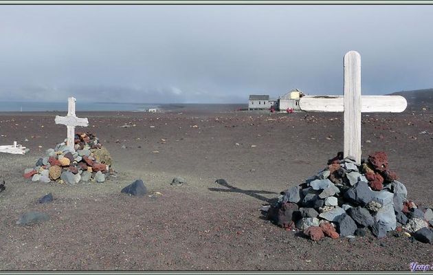 Photos de tombes de Whaler's Bay, en particulier celle de  Hans Gulliksen, décédé à 57 ans - Île de la Déception - Péninsule Antarctique  