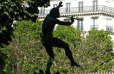 Le danseur dans les arbres (Faune dansant du jardin du Luxembourg)