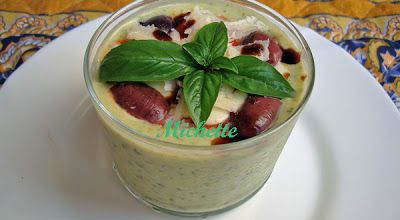 Verrine crème de courgette, tomate, crème d'ail, parmesan, olive