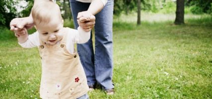 Bébé veut marcher debout, pourquoi ?