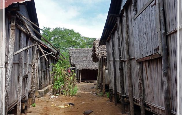 Dans les paisibles ruelles d'Antanabe (ou Antanambe) - Nosy Sakatia - Madagascar