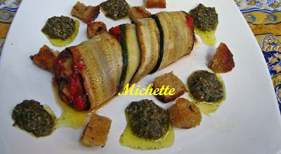 Rouleau de courgette à la fondue de tomate, parmesan, croûtons, pesto