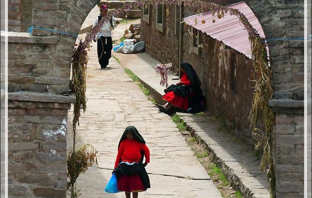 Porte d'accès à la Plaza de Armas d'Huillanopampa - Île Taquile - Lac Titicaca - Pérou