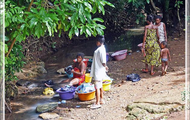 Vie de tous les jours à Antanambe (ou Antanabe) : lavandières - Nosy Sakatia - Madagascar
