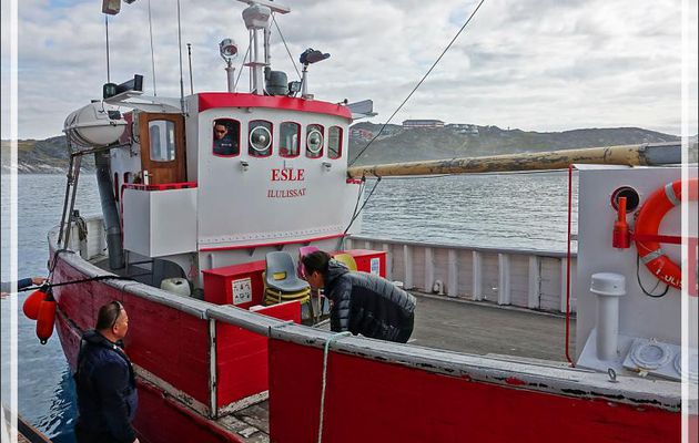L'Esle, le vieux bateau de pêche affecté à notre premier groupe de promenade au milieu des icebergs, accoste l'Austral - Ilulissat - Baie de Disko - Groenland