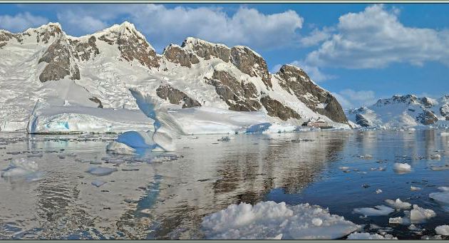 08/03/2022 : balade Zodiac dans la Baie Salpêtrière, panoramas "traficotés" avec ajout de nuages - Île Booth - Péninsule Antarctique