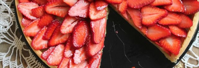 Tarte à la rhubarbe, amande, et fraises {& Pâte brisée}