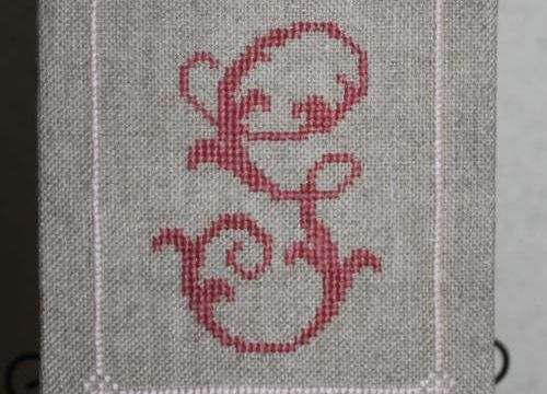 Initiale brodée