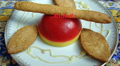 Demi-sphère à la fraise, crème sabayon au citron, croquant à l'amande