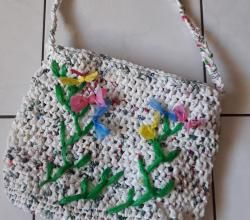 Des fleurs artificielles sur un sac