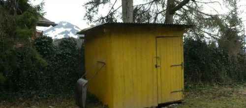 Hors la maison jaune