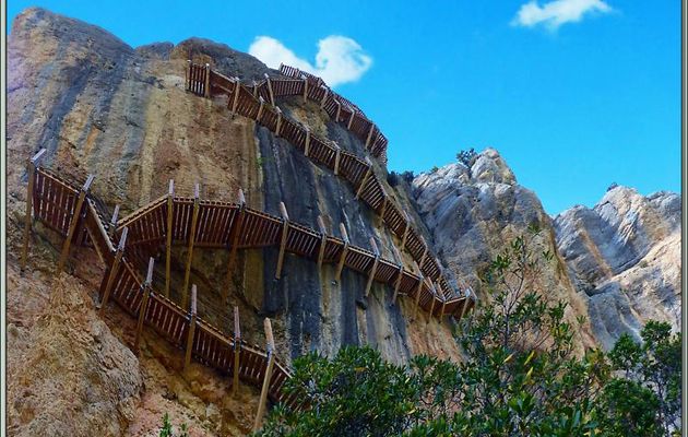 Randonnée au Congost de Mont-Rebei : panoramas vus de dessous des premiers "escaleras" - Aragon/Catalogne - Espagne