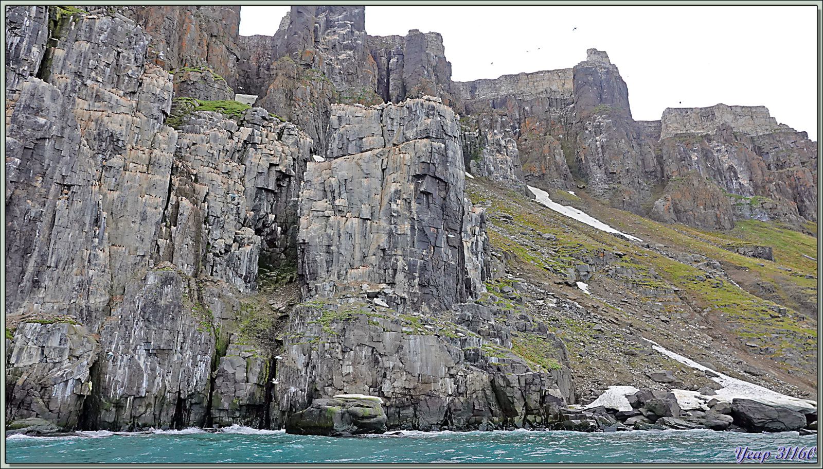 Arrivée au bout des Falaises d'Alkefjellet avec des &quot;tours de guet et des fortifications&quot; impressionnantes  - Spitzberg - Svalbard - Norvège