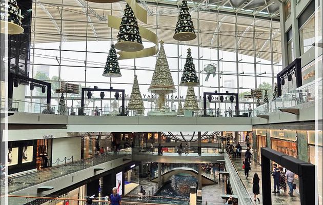 Le temps que l'orage passe, petit tour dans les boutiques de luxe de l'immense centre commercial couvert (et climatisé) du Marina Bay Sands - Singapour