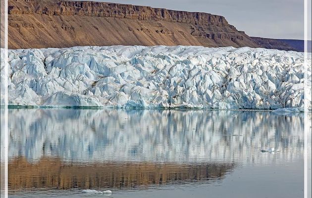 L'étonnante architecture des glaces du glacier Croker Bay - Devon Island - Nunavut - Canada