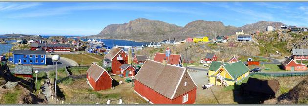 Vue panoramique sur le bas village de Sisimiut et son port à partir du parvis de l'église - Groenland