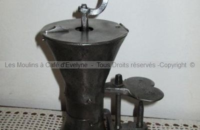 Moulin Sablier XVIIIe siècle en fer forgé, signé