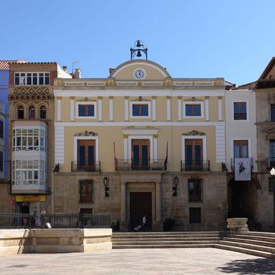 Caspe, cigognes et façades colorées