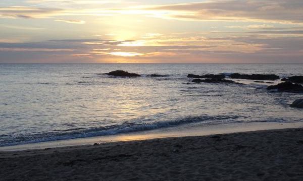 Premier coucher de soleil sur la plage de l'année 2019