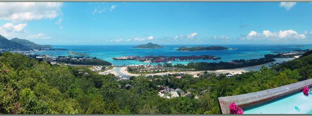 Panorama sur la Baie de Victoria et les îles Sainte Anne et Au Cerf vu de la table d'orientation de la route La Misère - Mahé - Seychelles