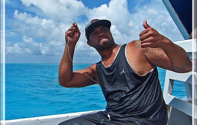 Un peu de pêche lors du retour vers le motu Aito - Sud de Fakarava (Tetamanu) - Tuamotu - Polynésie française