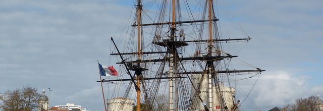 Deux barriques de cognac Hennessy sont embarquées à bord de l'Hermione