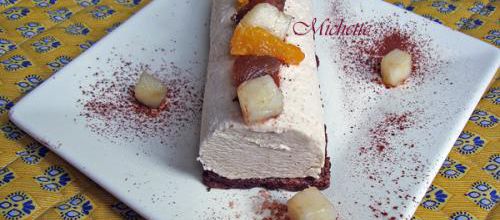 Rouleau à la crème de marron sur dacquoise au cacao, poire et orange