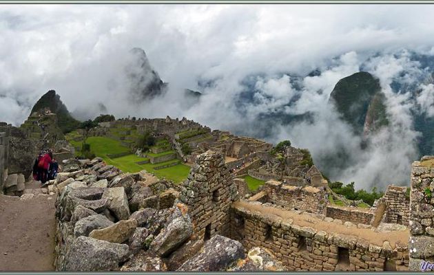 Panorama sur la Plaza Principal, à gauche l'Observatorio Astronomico "Intiwatana", à droite le Groupo de las Tres Portadas - Machu Picchu - Pérou