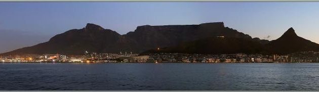 19 h 20, nous ne sommes toujours pas prêts à entrer dans le port ! Signal Hill, Table Mountain et Lion's Head se détachent sur les derniers vestiges du jour - Cape Town - Afrique du Sud
