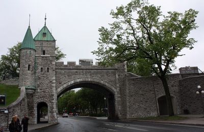 LE VIEUX QUEBEC ET LA PORTE SAINT-LOUIS (CANADA)