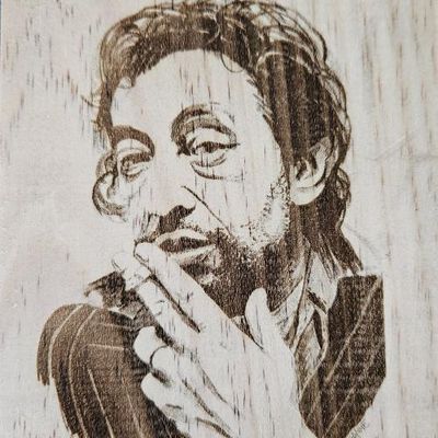 Gravure Serge Gainsbourg au laser sur un bout de palette