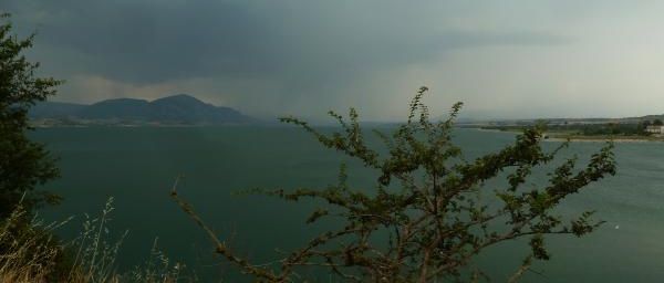 Le lac Polyphytos un peu avant l'orage * Η λίμνη του Πολυφύτου