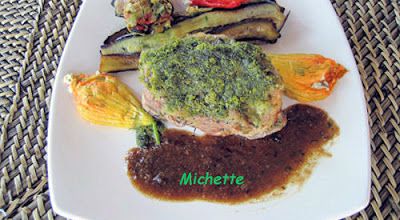Selle d'agneau en croûte d'herbes, roulé d'aubergine farcie, piquillos et fleurs de courgette