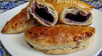 Chaussons à la pâte feuilletée faite maison garnis aux deux confitures