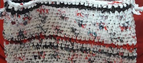 Un sac plastique crocheté de rouge et noir