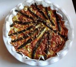 Quiche sans pâtes aux courgettes, asperges vertes & pommes de terre