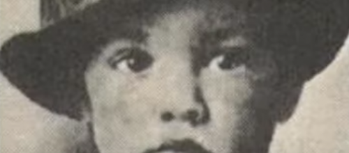 vous avez dit ELVIS -titre en rapport -autour de lui