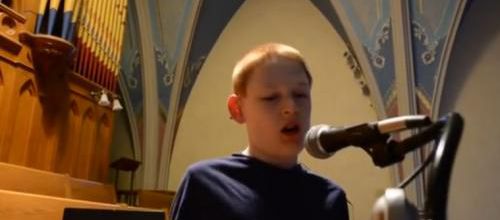 VIDÉO. Christopher, aveugle et autiste, chante pour la gloire de Dieu - aleteia