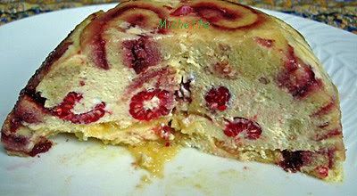 Une délicieuse charlotte en gâteau roulé , bavarois et framboises