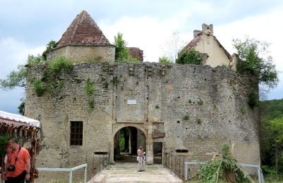 Fête médiévale autour du  château de Rochefort, à Asnières en Montagne...