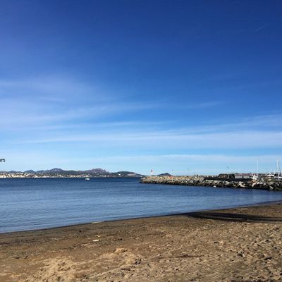 Sur la plage ensoleillée...