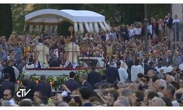 Le pape François encourage la procession du Saint-Sacrement