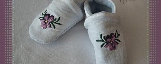 Petits chaussons brodés - edit du 20 mars 2011