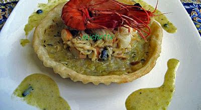 Tartelette à la fondue de poireau et jus de truffe, crevettes, crabe, sauce céleri