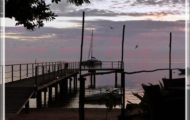 Cocktail au coucher de soleil en attendant le repas - Baie d’Avea - Huahine - Polynésie française