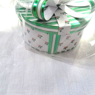 Boîte aux couleurs de Noël et sa carte assortie .