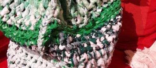 Sac pochon vert en plastique crocheté